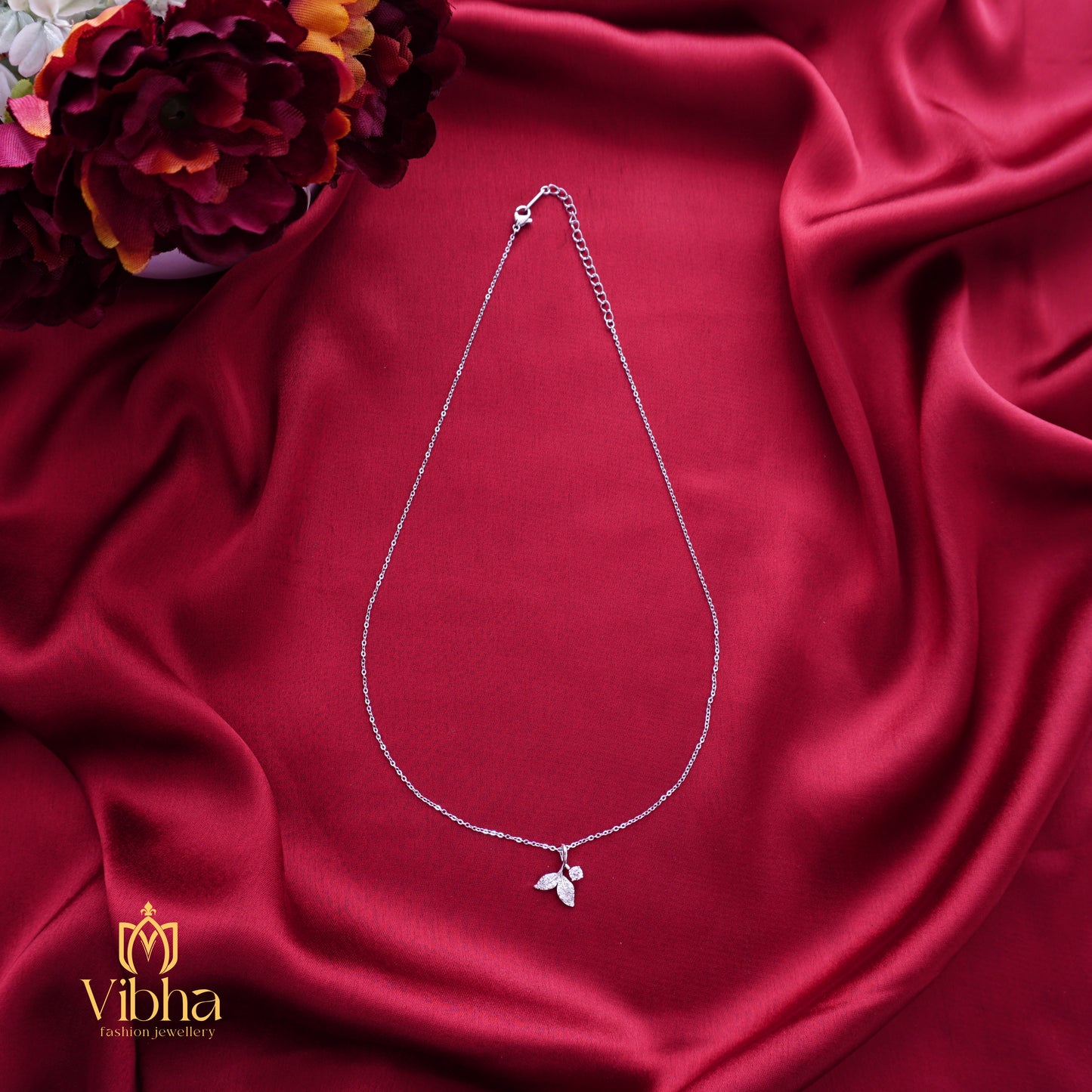 Leafy Design Minimal Necklace