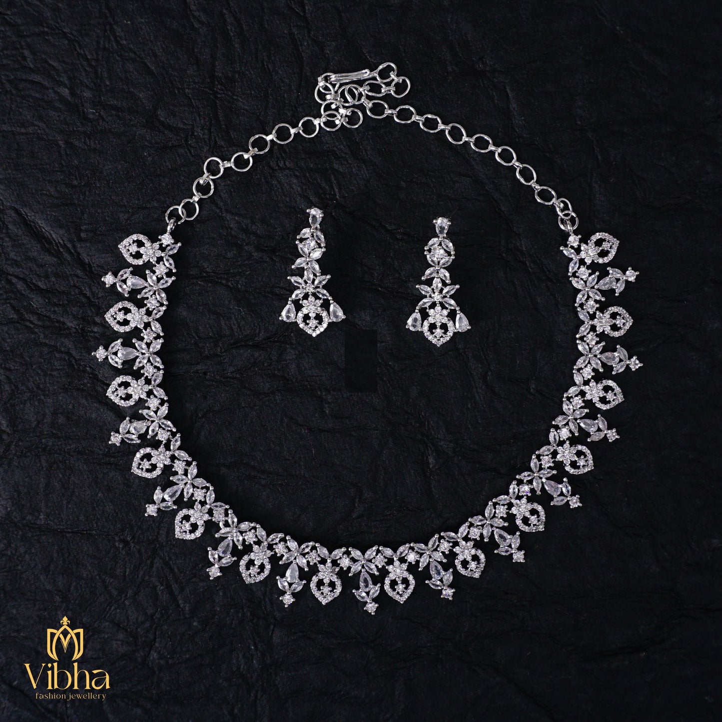 Trendy Floral and Drop Motif Necklace Set