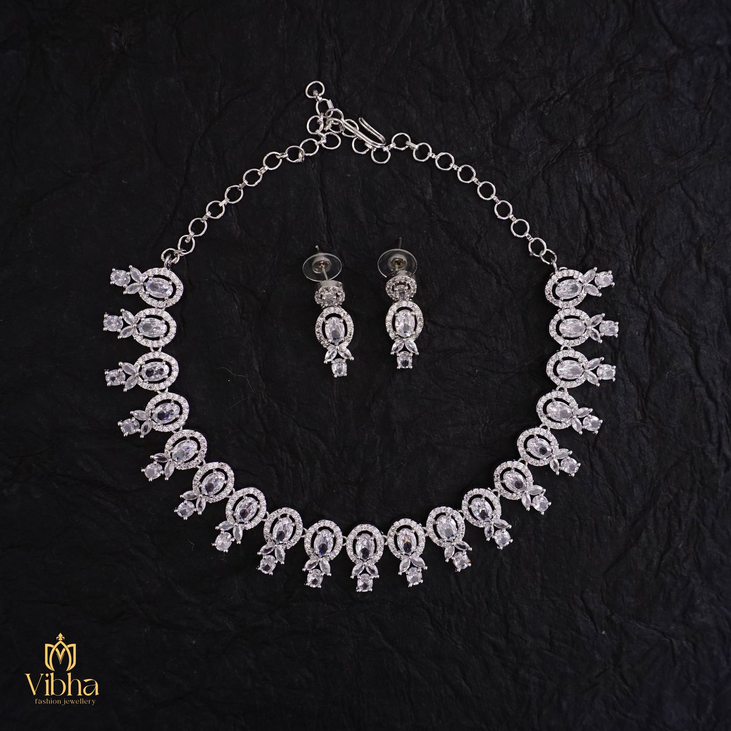 Elegant Oval Designed Necklace Set