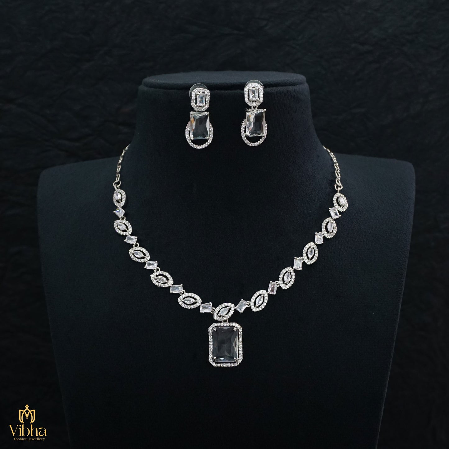 Elegant Oval Designed Necklace Set