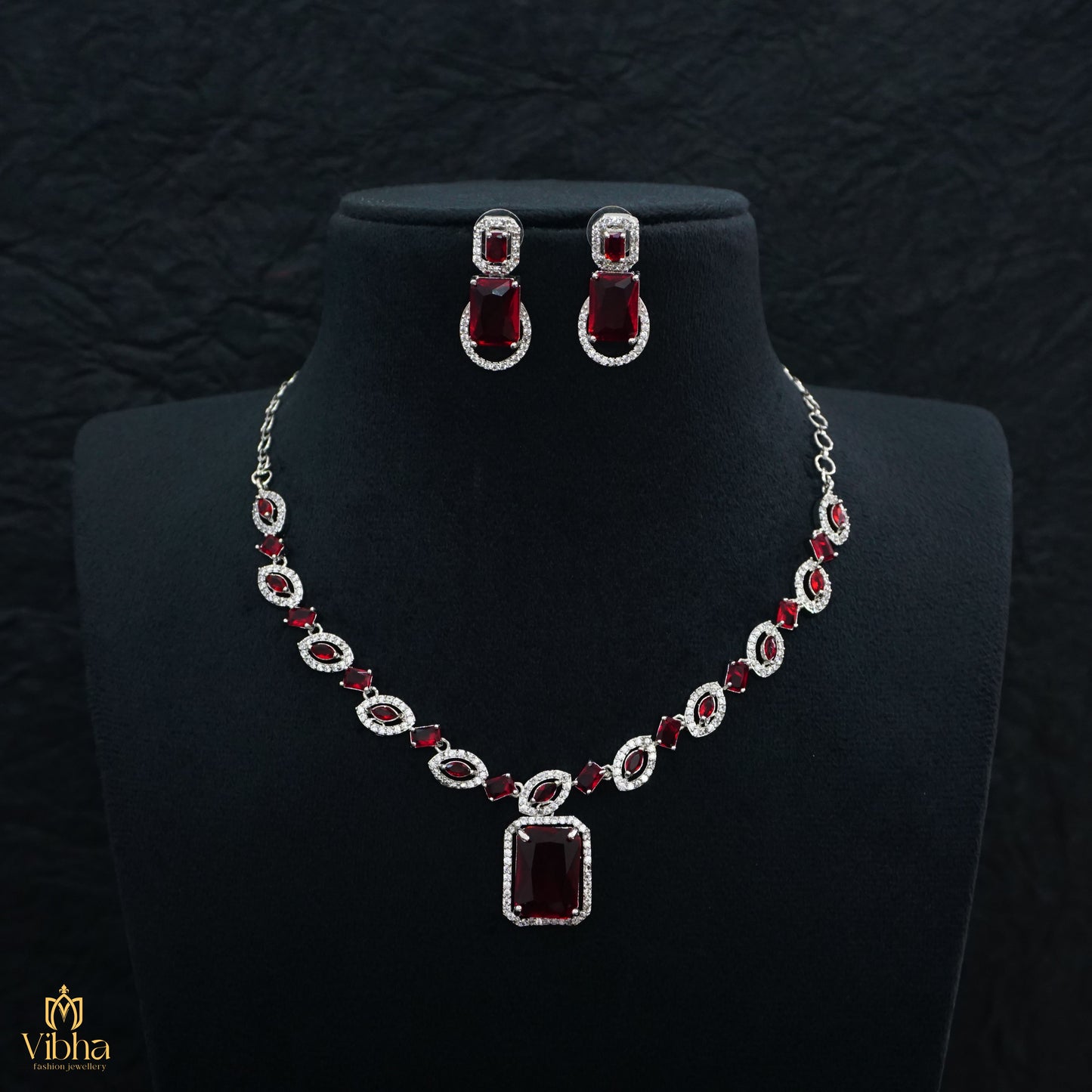 Elegant Oval Designed Necklace Set