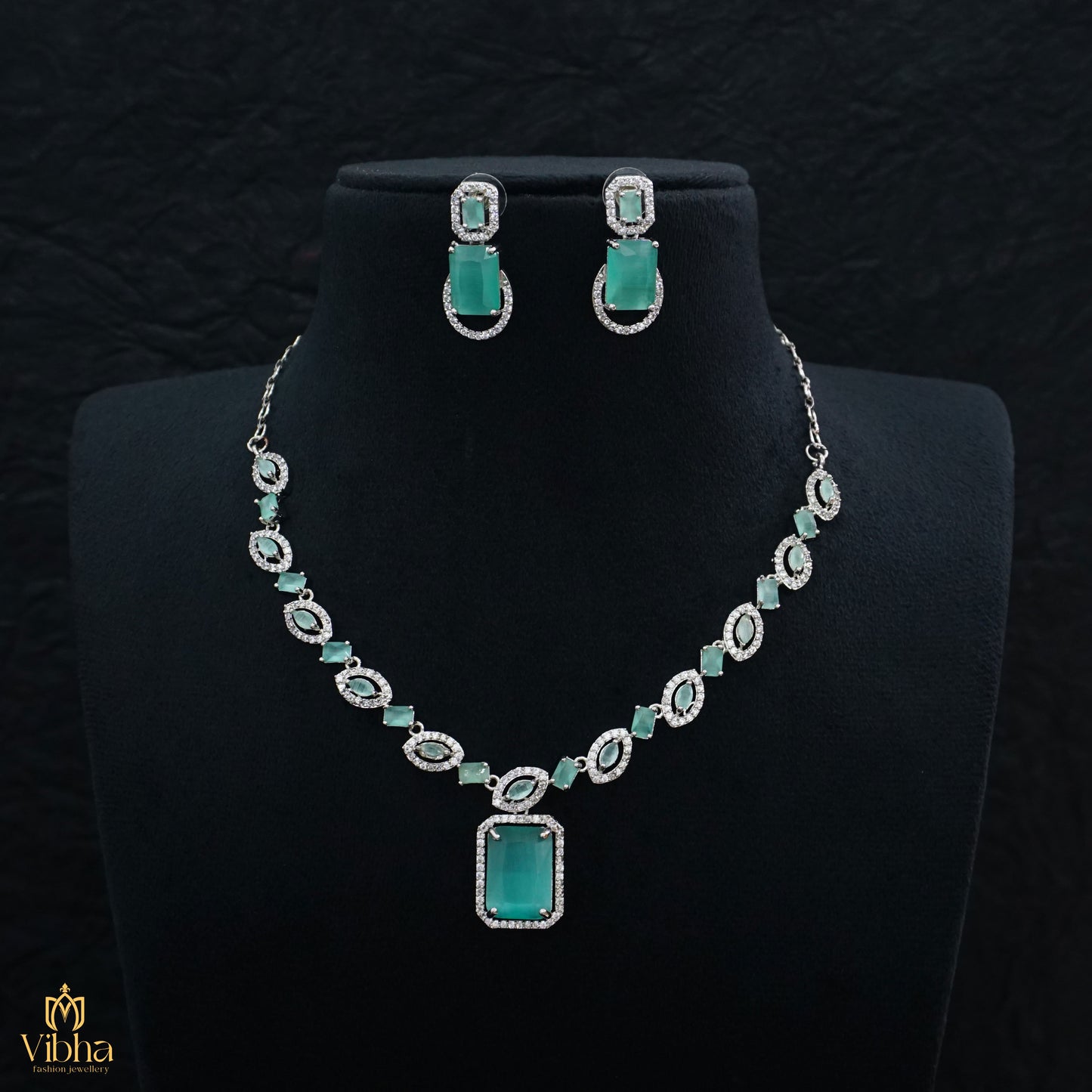 Elegant Oval Designed Necklace Set