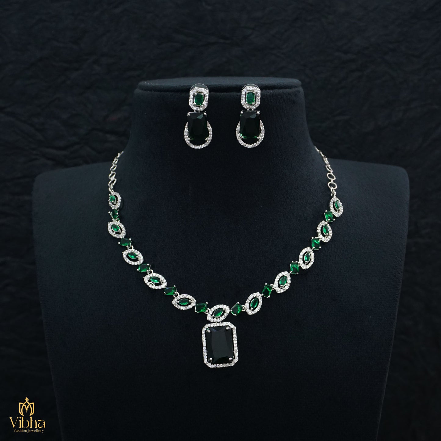 Elegant Oval Designed Necklace Set