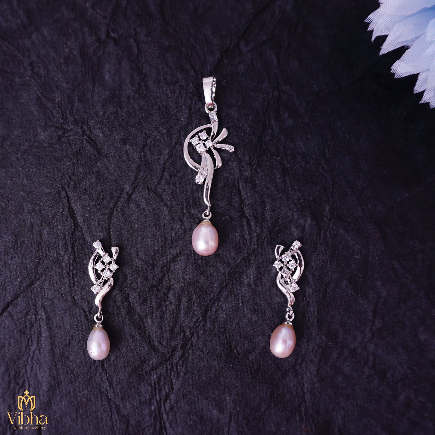 Leafy Design Pendant Set