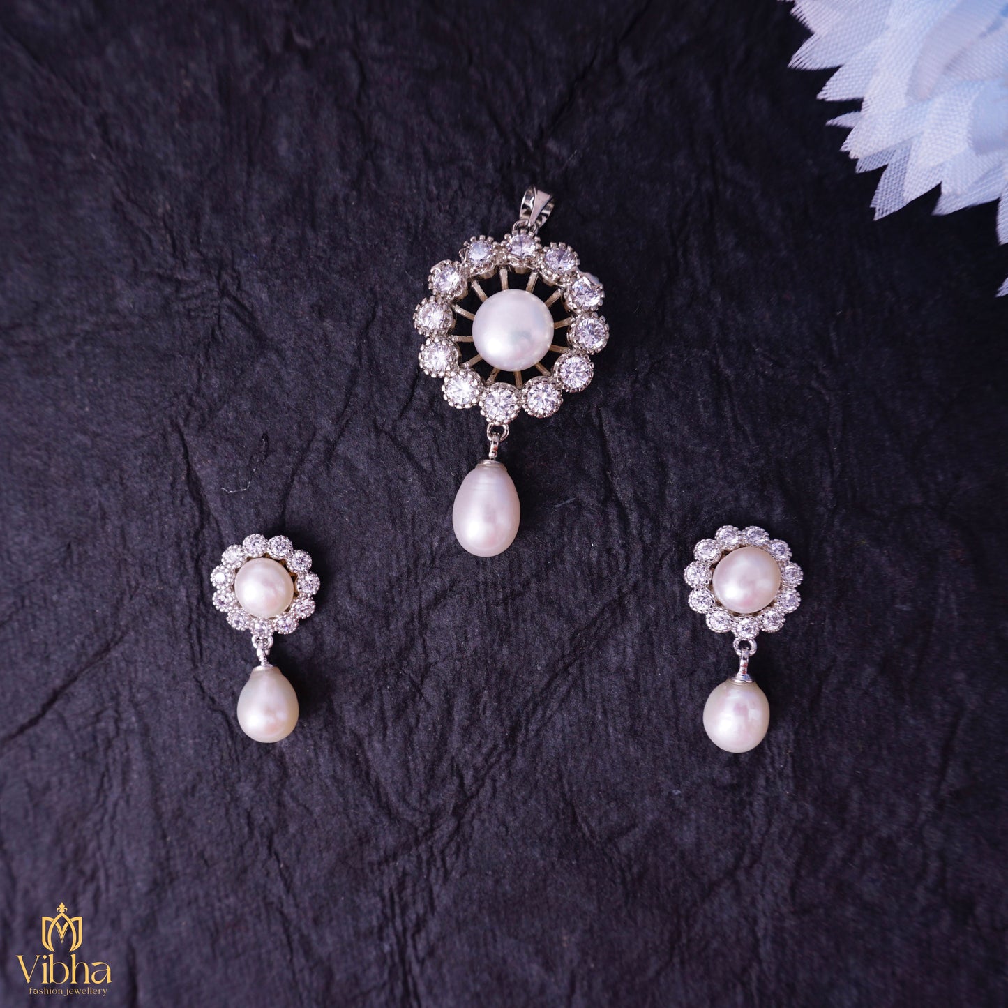Floral Motif Pendant Set