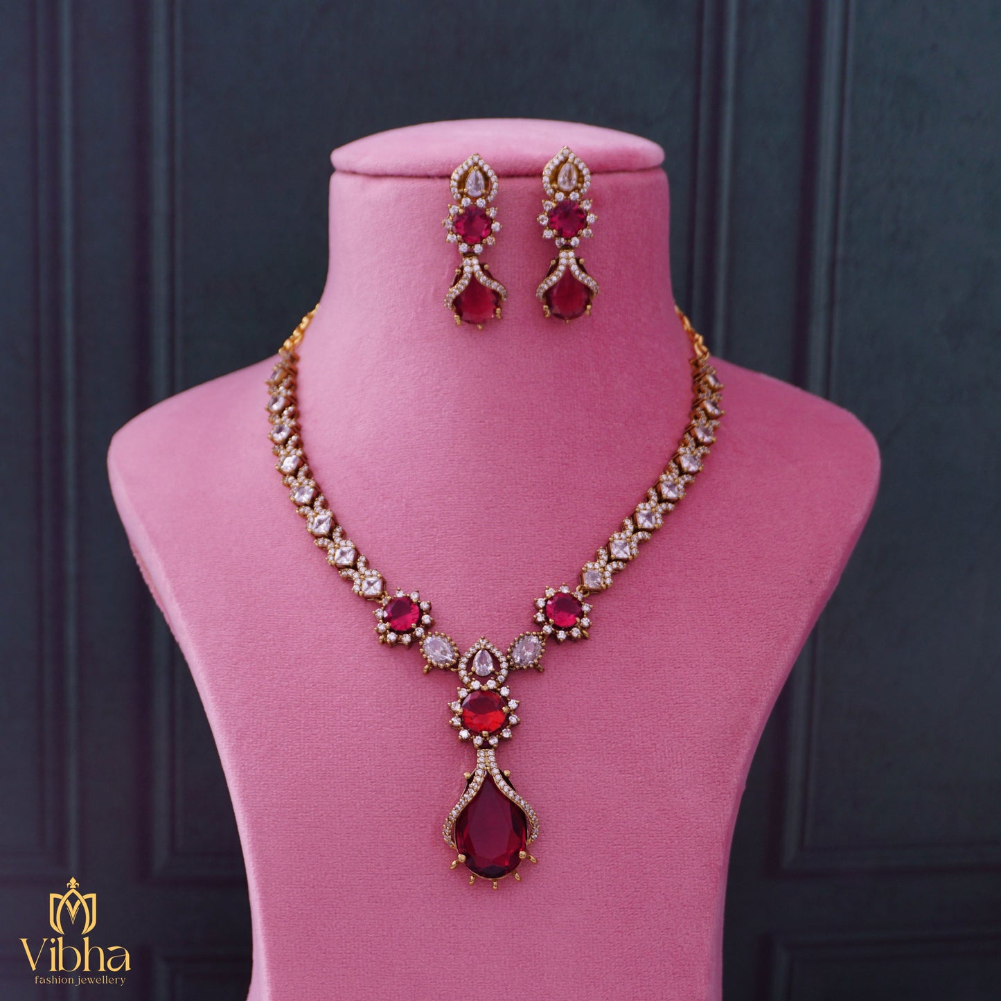 Feather Design Necklace Set