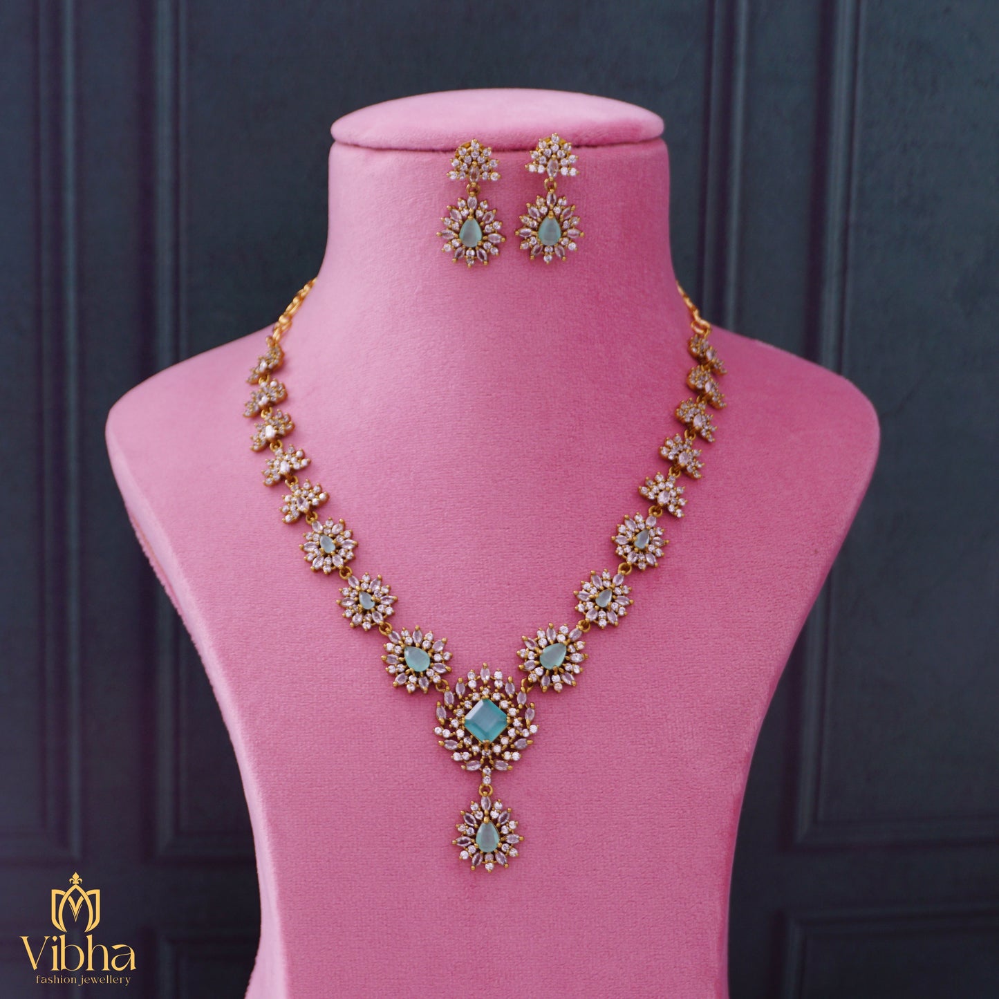 Floral Design Necklace Set