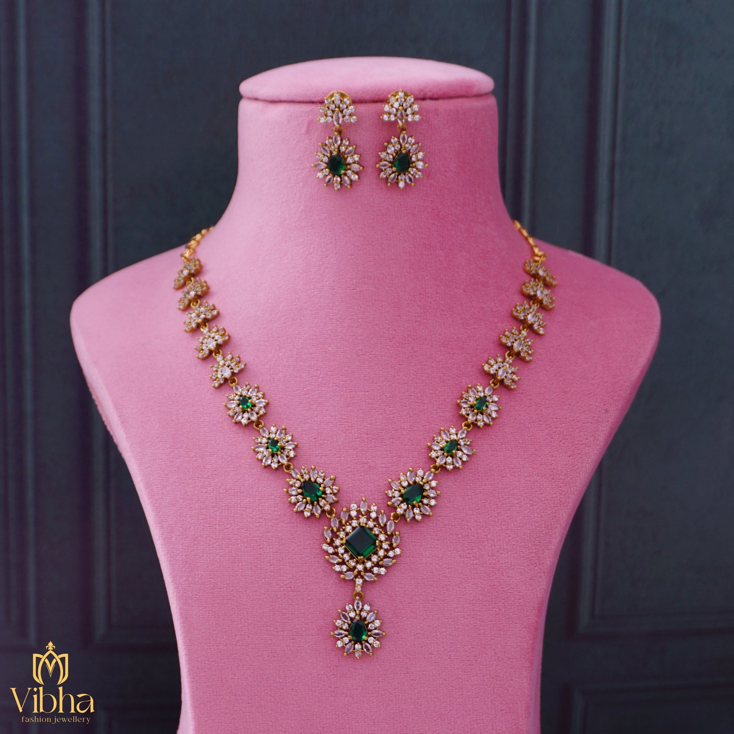 Floral Design Necklace Set