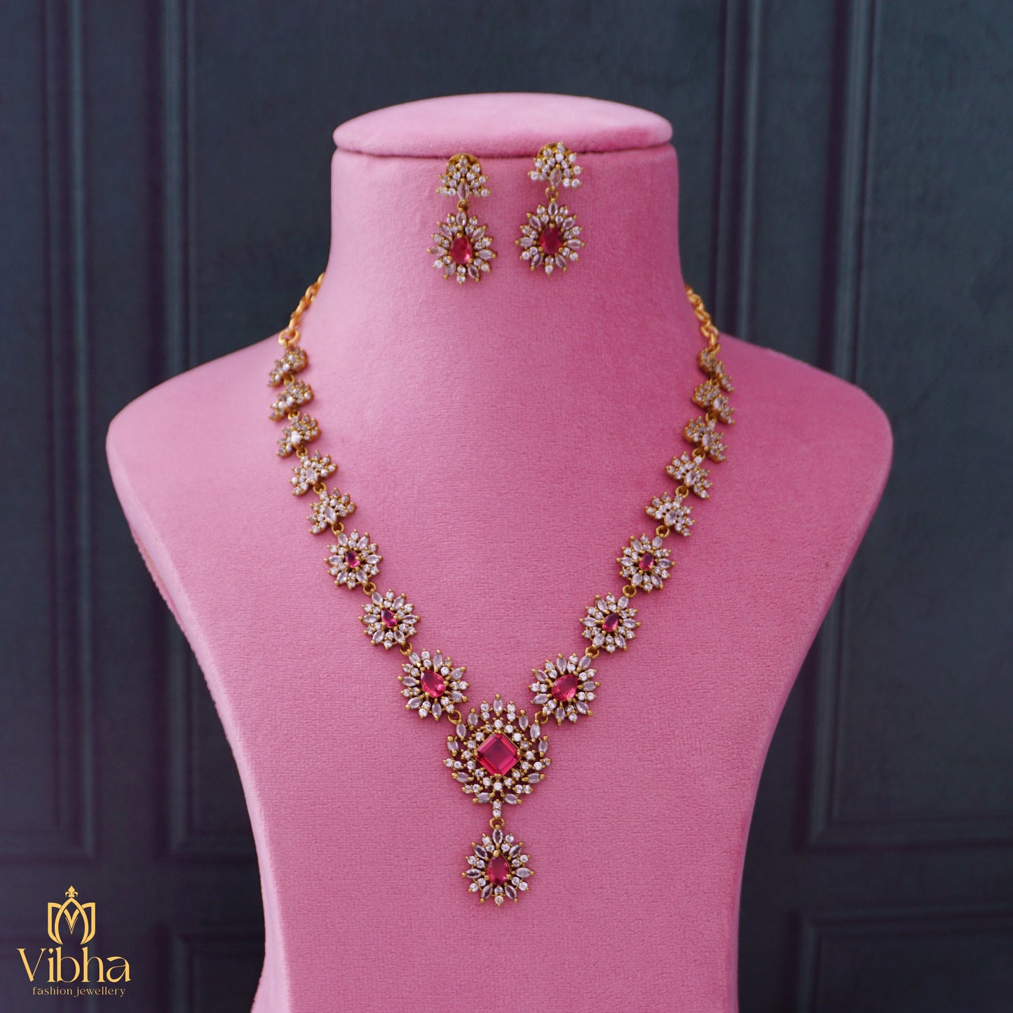Floral Design Necklace Set