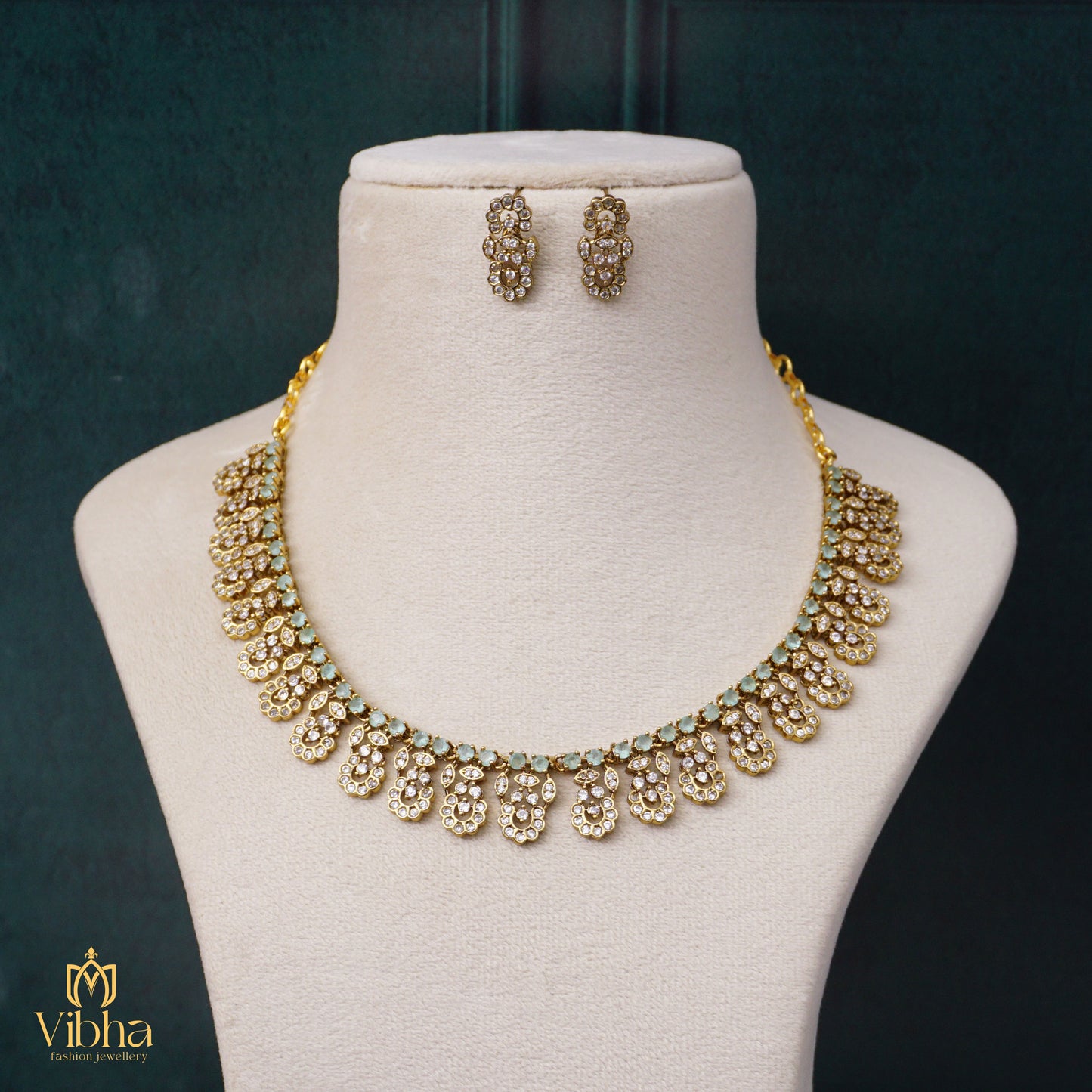 Floral Designed Necklace Set